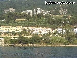 P05 [JUL-2015] Hoteluri care se vad  pe marginea tarmului drept al insulei, odata cu trecerea vaporului
