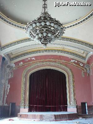 [P10] Sala de spectacole (ce a mai rămas din ea)  » foto by Claudiu U.
 - 
<span class="allrVoted glyphicon glyphicon-heart hidden" id="av399190"></span>
<a class="m-l-10 hidden" id="sv399190" onclick="voting_Foto_DelVot(,399190,3820)" role="button">șterge vot <span class="glyphicon glyphicon-remove"></span></a>
<a id="v9399190" class=" c-red"  onclick="voting_Foto_SetVot(399190)" role="button"><span class="glyphicon glyphicon-heart-empty"></span> <b>LIKE</b> = Votează poza</a> <img class="hidden"  id="f399190W9" src="/imagini/loader.gif" border="0" /><span class="AjErrMes hidden" id="e399190ErM"></span>