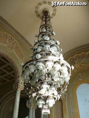 [P15] Impresionantul candelabru ce străjuieşte scările către etajul clădirii » foto by Claudiu U.
 - 
<span class="allrVoted glyphicon glyphicon-heart hidden" id="av399195"></span>
<a class="m-l-10 hidden" id="sv399195" onclick="voting_Foto_DelVot(,399195,3820)" role="button">șterge vot <span class="glyphicon glyphicon-remove"></span></a>
<a id="v9399195" class=" c-red"  onclick="voting_Foto_SetVot(399195)" role="button"><span class="glyphicon glyphicon-heart-empty"></span> <b>LIKE</b> = Votează poza</a> <img class="hidden"  id="f399195W9" src="/imagini/loader.gif" border="0" /><span class="AjErrMes hidden" id="e399195ErM"></span>