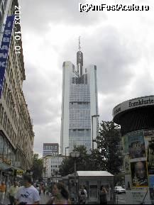 [P01] Imagine de pe Kaiserstasse, spre Commerzbank Tower, de 259 m şi 56 etaje, cea mai înaltă clădire europeană, până în 2005, când a fost depăşit de Triumph-Palace, din Moscova » foto by Costi
 - 
<span class="allrVoted glyphicon glyphicon-heart hidden" id="av26247"></span>
<a class="m-l-10 hidden" id="sv26247" onclick="voting_Foto_DelVot(,26247,3827)" role="button">șterge vot <span class="glyphicon glyphicon-remove"></span></a>
<a id="v926247" class=" c-red"  onclick="voting_Foto_SetVot(26247)" role="button"><span class="glyphicon glyphicon-heart-empty"></span> <b>LIKE</b> = Votează poza</a> <img class="hidden"  id="f26247W9" src="/imagini/loader.gif" border="0" /><span class="AjErrMes hidden" id="e26247ErM"></span>