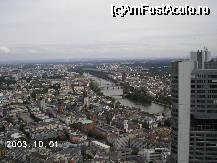 [P11] Vedere de pe Main Tower, spre est. Se vede fluviul Main şi, chiar în centru, zona istorică, în care se remarcă Frankfurter Paulskirche (clădirea cilindrică, maro cu acoperiş verde) şi Kaiserdom St. Bartholomäus, al cărui turn maro este acoperit pe jumătate cu o husă, fiind în renovare » foto by Costi
 - 
<span class="allrVoted glyphicon glyphicon-heart hidden" id="av26260"></span>
<a class="m-l-10 hidden" id="sv26260" onclick="voting_Foto_DelVot(,26260,3827)" role="button">șterge vot <span class="glyphicon glyphicon-remove"></span></a>
<a id="v926260" class=" c-red"  onclick="voting_Foto_SetVot(26260)" role="button"><span class="glyphicon glyphicon-heart-empty"></span> <b>LIKE</b> = Votează poza</a> <img class="hidden"  id="f26260W9" src="/imagini/loader.gif" border="0" /><span class="AjErrMes hidden" id="e26260ErM"></span>