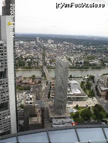 [P13] Vedere spre sud, de pe Main Tower. Se vede fluviul Main, podul Untermainbrücke şi, chiar în faţă, Eurotower, sediul Europäischen Zentralbank. Turnul, construit în 1977, are 147 m şi 39 de etaje. » foto by Costi
 - 
<span class="allrVoted glyphicon glyphicon-heart hidden" id="av26262"></span>
<a class="m-l-10 hidden" id="sv26262" onclick="voting_Foto_DelVot(,26262,3827)" role="button">șterge vot <span class="glyphicon glyphicon-remove"></span></a>
<a id="v926262" class=" c-red"  onclick="voting_Foto_SetVot(26262)" role="button"><span class="glyphicon glyphicon-heart-empty"></span> <b>LIKE</b> = Votează poza</a> <img class="hidden"  id="f26262W9" src="/imagini/loader.gif" border="0" /><span class="AjErrMes hidden" id="e26262ErM"></span>