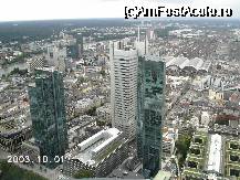 [P16] Vedere spre vest de pe Main Tower. În depărtare, dincolo de zona verde, se vede aeroportul. În prim plan, trei zgârie-nori: cel din dreapta este Skyper, lângă el este Silver Tower, iar mai la stânga, Gallileo Tower parte a sediului central al Dresdner Bank. » foto by Costi
 - 
<span class="allrVoted glyphicon glyphicon-heart hidden" id="av26278"></span>
<a class="m-l-10 hidden" id="sv26278" onclick="voting_Foto_DelVot(,26278,3827)" role="button">șterge vot <span class="glyphicon glyphicon-remove"></span></a>
<a id="v926278" class=" c-red"  onclick="voting_Foto_SetVot(26278)" role="button"><span class="glyphicon glyphicon-heart-empty"></span> <b>LIKE</b> = Votează poza</a> <img class="hidden"  id="f26278W9" src="/imagini/loader.gif" border="0" /><span class="AjErrMes hidden" id="e26278ErM"></span>