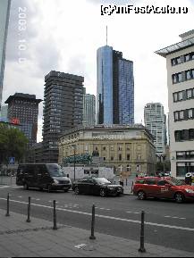 [P03] Imagine de pe Kaiserstrasse, spre cartierul bancar. În faţă, mai mică, Deutsche Bank, iar în spate, în stânga, Japan Center, urmează Deutsche Bank Investment Banking Center Frankfurt, în spatele acesteia Garden Towers, apoi Main Tower şi, ceva mai mic, Hotel Eurotheum » foto by Costi
 - 
<span class="allrVoted glyphicon glyphicon-heart hidden" id="av26250"></span>
<a class="m-l-10 hidden" id="sv26250" onclick="voting_Foto_DelVot(,26250,3827)" role="button">șterge vot <span class="glyphicon glyphicon-remove"></span></a>
<a id="v926250" class=" c-red"  onclick="voting_Foto_SetVot(26250)" role="button"><span class="glyphicon glyphicon-heart-empty"></span> <b>LIKE</b> = Votează poza</a> <img class="hidden"  id="f26250W9" src="/imagini/loader.gif" border="0" /><span class="AjErrMes hidden" id="e26250ErM"></span>