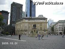 [P04] Rossmarkt. cu monumentul Johannes-Gutenberg, în faţa sediului Deutche Bank. În fundal, câţiva dintre zgârie-norii cartierului financiar » foto by Costi
 - 
<span class="allrVoted glyphicon glyphicon-heart hidden" id="av26253"></span>
<a class="m-l-10 hidden" id="sv26253" onclick="voting_Foto_DelVot(,26253,3827)" role="button">șterge vot <span class="glyphicon glyphicon-remove"></span></a>
<a id="v926253" class=" c-red"  onclick="voting_Foto_SetVot(26253)" role="button"><span class="glyphicon glyphicon-heart-empty"></span> <b>LIKE</b> = Votează poza</a> <img class="hidden"  id="f26253W9" src="/imagini/loader.gif" border="0" /><span class="AjErrMes hidden" id="e26253ErM"></span>