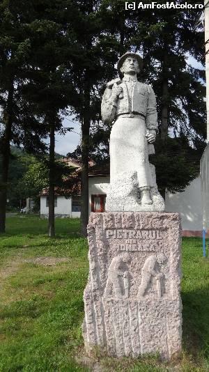 [P03] 'Monumentul Pietrarului', simbol ridicat de sculptorul Alexandru Andrițoiu la 1956 întru cinstea muncitorilor care au lucrat în carierele de marmură de la Moneasa » foto by bog68
 - 
<span class="allrVoted glyphicon glyphicon-heart hidden" id="av527496"></span>
<a class="m-l-10 hidden" id="sv527496" onclick="voting_Foto_DelVot(,527496,3841)" role="button">șterge vot <span class="glyphicon glyphicon-remove"></span></a>
<a id="v9527496" class=" c-red"  onclick="voting_Foto_SetVot(527496)" role="button"><span class="glyphicon glyphicon-heart-empty"></span> <b>LIKE</b> = Votează poza</a> <img class="hidden"  id="f527496W9" src="/imagini/loader.gif" border="0" /><span class="AjErrMes hidden" id="e527496ErM"></span>