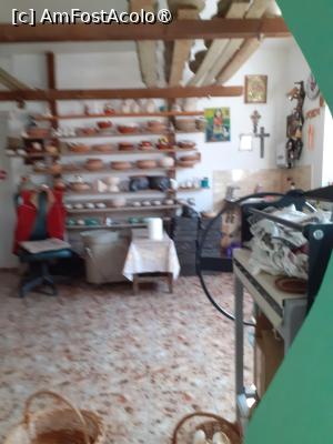 [P08] Interiorul unui magazin cu vânzare ceramică populară » foto by Michi
 - 
<span class="allrVoted glyphicon glyphicon-heart hidden" id="av1495027"></span>
<a class="m-l-10 hidden" id="sv1495027" onclick="voting_Foto_DelVot(,1495027,3860)" role="button">șterge vot <span class="glyphicon glyphicon-remove"></span></a>
<a id="v91495027" class=" c-red"  onclick="voting_Foto_SetVot(1495027)" role="button"><span class="glyphicon glyphicon-heart-empty"></span> <b>LIKE</b> = Votează poza</a> <img class="hidden"  id="f1495027W9" src="/imagini/loader.gif" border="0" /><span class="AjErrMes hidden" id="e1495027ErM"></span>