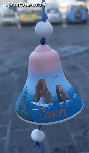 [P45] Clopoteii din ceramica, simbolul insulei Capri. In timpul celui de-al Doilea Razboi Mondial, replicile acestor clopotei au fost foarte populare in randul soldatilor, care le cumparau ca amulete aducatoare de noroc. Clopotele au devenit si un ornament traditional de sarbatori in Capri, in Sorrento si de-a lungul coastei Amalfi. » foto by geani anto
 - 
<span class="allrVoted glyphicon glyphicon-heart hidden" id="av1409925"></span>
<a class="m-l-10 hidden" id="sv1409925" onclick="voting_Foto_DelVot(,1409925,3887)" role="button">șterge vot <span class="glyphicon glyphicon-remove"></span></a>
<a id="v91409925" class=" c-red"  onclick="voting_Foto_SetVot(1409925)" role="button"><span class="glyphicon glyphicon-heart-empty"></span> <b>LIKE</b> = Votează poza</a> <img class="hidden"  id="f1409925W9" src="/imagini/loader.gif" border="0" /><span class="AjErrMes hidden" id="e1409925ErM"></span>