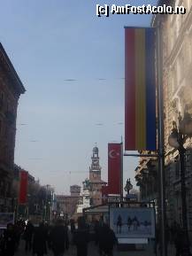 P29 [MAR-2012] Pe bulevardul spre castelul Sforzesco am intalnit ..steagul Romaniei!
