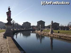P10 [JAN-2013] Parcul din Padova, langa piata de fructe si legume. Pe statuie se poate observa un pescarus. 