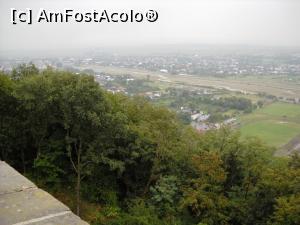 [P24] Vedere de pe platforma de belvedere a Cetății (peretele sudic) spre est, spre aval râul Ozana (Neamț). În prim-plan, terenul de fotbal. Urmează partea vestică a orașului Târgu Neamț. Peste râul Oyana se vede satul Humulești (cu casa Ion Creangă)  » foto by Lucien
 - 
<span class="allrVoted glyphicon glyphicon-heart hidden" id="av744914"></span>
<a class="m-l-10 hidden" id="sv744914" onclick="voting_Foto_DelVot(,744914,3934)" role="button">șterge vot <span class="glyphicon glyphicon-remove"></span></a>
<a id="v9744914" class=" c-red"  onclick="voting_Foto_SetVot(744914)" role="button"><span class="glyphicon glyphicon-heart-empty"></span> <b>LIKE</b> = Votează poza</a> <img class="hidden"  id="f744914W9" src="/imagini/loader.gif" border="0" /><span class="AjErrMes hidden" id="e744914ErM"></span>