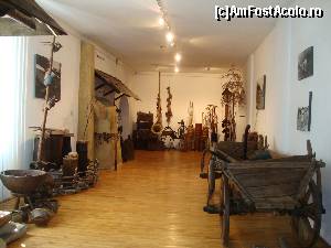 P38 [AUG-2014] Muzeul obiceiurilor populare din Bucovina - exponate diverse amintind de satul arhaic bucovinean. 