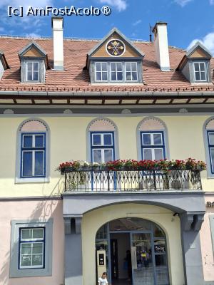 [P61] Piața Mare - elemente decorative pe fațadă » foto by Carmen Ion
 - 
<span class="allrVoted glyphicon glyphicon-heart hidden" id="av1513638"></span>
<a class="m-l-10 hidden" id="sv1513638" onclick="voting_Foto_DelVot(,1513638,3936)" role="button">șterge vot <span class="glyphicon glyphicon-remove"></span></a>
<a id="v91513638" class=" c-red"  onclick="voting_Foto_SetVot(1513638)" role="button"><span class="glyphicon glyphicon-heart-empty"></span> <b>LIKE</b> = Votează poza</a> <img class="hidden"  id="f1513638W9" src="/imagini/loader.gif" border="0" /><span class="AjErrMes hidden" id="e1513638ErM"></span>