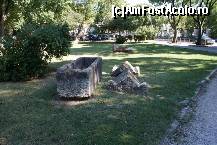 P37 [SEP-2010] Sarcofage şi coloane romane în parcul din faţa căpităniei portului oraşului Pola