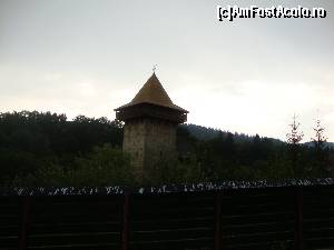 [P02] Am ajuns pe seară în apropierea Mănăstirii Humor. Peste gard se vede turnul de apărare a mănăstirii, construit de domnitorul moldovean Vasile Lupu în anul 1641.  » foto by Floryn81
 - 
<span class="allrVoted glyphicon glyphicon-heart hidden" id="av567905"></span>
<a class="m-l-10 hidden" id="sv567905" onclick="voting_Foto_DelVot(,567905,3946)" role="button">șterge vot <span class="glyphicon glyphicon-remove"></span></a>
<a id="v9567905" class=" c-red"  onclick="voting_Foto_SetVot(567905)" role="button"><span class="glyphicon glyphicon-heart-empty"></span> <b>LIKE</b> = Votează poza</a> <img class="hidden"  id="f567905W9" src="/imagini/loader.gif" border="0" /><span class="AjErrMes hidden" id="e567905ErM"></span>