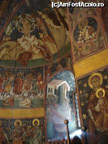 P08 [AUG-2010] Partea din dreapta altarului manastirii Voronet, unde picturile au fost restaurate