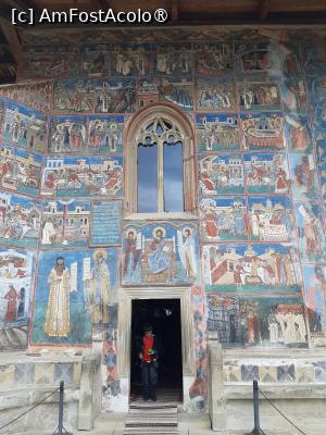 [P05] Intrarea în pridvor (peretele sudic). În stânga intrării: Sf. Daniil Sihastru și Mitropolitul Grigorie Roșca » foto by adso
 - 
<span class="allrVoted glyphicon glyphicon-heart hidden" id="av1481820"></span>
<a class="m-l-10 hidden" id="sv1481820" onclick="voting_Foto_DelVot(,1481820,3950)" role="button">șterge vot <span class="glyphicon glyphicon-remove"></span></a>
<a id="v91481820" class=" c-red"  onclick="voting_Foto_SetVot(1481820)" role="button"><span class="glyphicon glyphicon-heart-empty"></span> <b>LIKE</b> = Votează poza</a> <img class="hidden"  id="f1481820W9" src="/imagini/loader.gif" border="0" /><span class="AjErrMes hidden" id="e1481820ErM"></span>