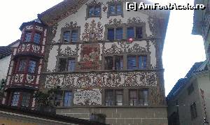 [P06] Una din numeroasele clădiri pictate din  orașul Lucerna, Elveția. În balcon se văd ”proprietarii” imobilului. » foto by traian.leuca †
 - 
<span class="allrVoted glyphicon glyphicon-heart hidden" id="av603589"></span>
<a class="m-l-10 hidden" id="sv603589" onclick="voting_Foto_DelVot(,603589,3962)" role="button">șterge vot <span class="glyphicon glyphicon-remove"></span></a>
<a id="v9603589" class=" c-red"  onclick="voting_Foto_SetVot(603589)" role="button"><span class="glyphicon glyphicon-heart-empty"></span> <b>LIKE</b> = Votează poza</a> <img class="hidden"  id="f603589W9" src="/imagini/loader.gif" border="0" /><span class="AjErrMes hidden" id="e603589ErM"></span>