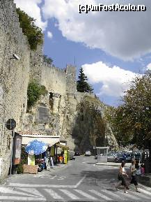 P19 [AUG-2007] O parte din zidurile fortificaţiilor