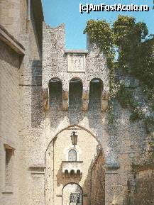 P21 [AUG-2007] Intrarea în Piazza de Sant'Agata. În arcul portalului se zăreşte Monumentul Apărătorilor Libetăţii.