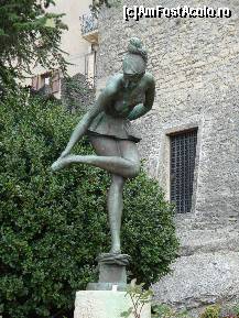 P17 [OCT-2010] San Marino,zona Peșterii trăgătorilor cu arbaleta (Cava dei Balestrieri): Ballerina,sculptură de Crocetti