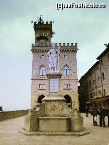 P25 [OCT-2010] San Marino,Piazza della Liberta : Statuia Libertății, simbolul orașului și al republicii.Este opera lui Stefano Galetti.