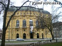 [P04] Szeged - partea din fata a Teatrului National » foto by presario
 - 
<span class="allrVoted glyphicon glyphicon-heart hidden" id="av53840"></span>
<a class="m-l-10 hidden" id="sv53840" onclick="voting_Foto_DelVot(,53840,3970)" role="button">șterge vot <span class="glyphicon glyphicon-remove"></span></a>
<a id="v953840" class=" c-red"  onclick="voting_Foto_SetVot(53840)" role="button"><span class="glyphicon glyphicon-heart-empty"></span> <b>LIKE</b> = Votează poza</a> <img class="hidden"  id="f53840W9" src="/imagini/loader.gif" border="0" /><span class="AjErrMes hidden" id="e53840ErM"></span>