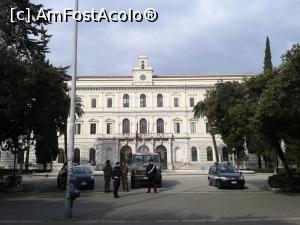 [P48] Universitatea Aldo Moro - veșnic păzită. În fața ei este un bulevard care seara era plin de negri care vindeau diverse. Cam dubioși dar nu mi s-a părut periculos.  » foto by Aurici
 - 
<span class="allrVoted glyphicon glyphicon-heart hidden" id="av733586"></span>
<a class="m-l-10 hidden" id="sv733586" onclick="voting_Foto_DelVot(,733586,3993)" role="button">șterge vot <span class="glyphicon glyphicon-remove"></span></a>
<a id="v9733586" class=" c-red"  onclick="voting_Foto_SetVot(733586)" role="button"><span class="glyphicon glyphicon-heart-empty"></span> <b>LIKE</b> = Votează poza</a> <img class="hidden"  id="f733586W9" src="/imagini/loader.gif" border="0" /><span class="AjErrMes hidden" id="e733586ErM"></span>