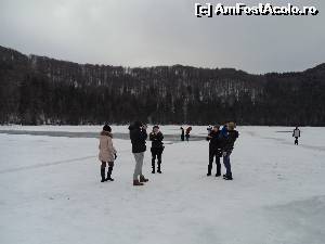 P12 [JAN-2014] Intai ianuarie, adevarata distractie de revelion. Aici suntem in sfarsit pe lac. Am scapat fara avarii dupa aventuroasa coborare pe gheata. 