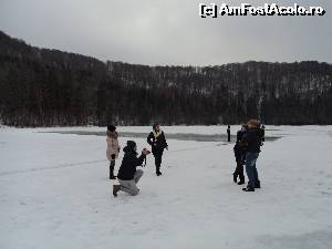 P13 [JAN-2014] Intai ianuarie, adevarata distractie de revelion. Aici suntem in sfarsit pe lac. Am scapat fara avarii dupa aventuroasa coborare pe gheata. 