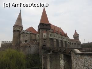 [P01] Sub un cer cam cenușiu ne întâmpină Castelul Corvinilor.  » foto by tata123 🔱
 - 
<span class="allrVoted glyphicon glyphicon-heart hidden" id="av741387"></span>
<a class="m-l-10 hidden" id="sv741387" onclick="voting_Foto_DelVot(,741387,4000)" role="button">șterge vot <span class="glyphicon glyphicon-remove"></span></a>
<a id="v9741387" class=" c-red"  onclick="voting_Foto_SetVot(741387)" role="button"><span class="glyphicon glyphicon-heart-empty"></span> <b>LIKE</b> = Votează poza</a> <img class="hidden"  id="f741387W9" src="/imagini/loader.gif" border="0" /><span class="AjErrMes hidden" id="e741387ErM"></span>