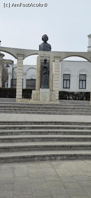 [P40] 40.  „Mai am un singur dor” a fost îndeplinit doar sub forma unei statui. » foto by msnd
 - 
<span class="allrVoted glyphicon glyphicon-heart hidden" id="av1523438"></span>
<a class="m-l-10 hidden" id="sv1523438" onclick="voting_Foto_DelVot(,1523438,4001)" role="button">șterge vot <span class="glyphicon glyphicon-remove"></span></a>
<a id="v91523438" class=" c-red"  onclick="voting_Foto_SetVot(1523438)" role="button"><span class="glyphicon glyphicon-heart-empty"></span> <b>LIKE</b> = Votează poza</a> <img class="hidden"  id="f1523438W9" src="/imagini/loader.gif" border="0" /><span class="AjErrMes hidden" id="e1523438ErM"></span>