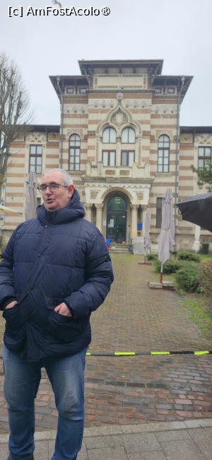 [P02] 02. Acesta a fost ghidul nostru. Sici ne spune câteva vorbe despre „Muzeul de artă populară”. » foto by msnd
 - 
<span class="allrVoted glyphicon glyphicon-heart hidden" id="av1524718"></span>
<a class="m-l-10 hidden" id="sv1524718" onclick="voting_Foto_DelVot(,1524718,4001)" role="button">șterge vot <span class="glyphicon glyphicon-remove"></span></a>
<a id="v91524718" class=" c-red"  onclick="voting_Foto_SetVot(1524718)" role="button"><span class="glyphicon glyphicon-heart-empty"></span> <b>LIKE</b> = Votează poza</a> <img class="hidden"  id="f1524718W9" src="/imagini/loader.gif" border="0" /><span class="AjErrMes hidden" id="e1524718ErM"></span>