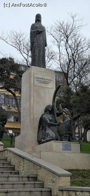[P23] 23. Pe faleza Cazinoului întâlnim o altă statuie necunoscută mie. Este Carmen Silva - Elisabeta, prima regină a României. » foto by msnd
 - 
<span class="allrVoted glyphicon glyphicon-heart hidden" id="av1524739"></span>
<a class="m-l-10 hidden" id="sv1524739" onclick="voting_Foto_DelVot(,1524739,4001)" role="button">șterge vot <span class="glyphicon glyphicon-remove"></span></a>
<a id="v91524739" class=" c-red"  onclick="voting_Foto_SetVot(1524739)" role="button"><span class="glyphicon glyphicon-heart-empty"></span> <b>LIKE</b> = Votează poza</a> <img class="hidden"  id="f1524739W9" src="/imagini/loader.gif" border="0" /><span class="AjErrMes hidden" id="e1524739ErM"></span>