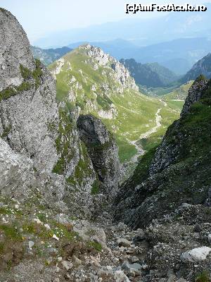 P06 [AUG-2014] Vedere din Curmătura Hornurilor către Valea Mălăieşti (în fundal se observă şi cabana) 