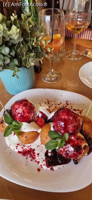 [P13] 13. Papanași, 10 bile mari; a fost împărțită la două farfurii. » foto by doinafil
 - 
<span class="allrVoted glyphicon glyphicon-heart hidden" id="av1515785"></span>
<a class="m-l-10 hidden" id="sv1515785" onclick="voting_Foto_DelVot(,1515785,4083)" role="button">șterge vot <span class="glyphicon glyphicon-remove"></span></a>
<a id="v91515785" class=" c-red"  onclick="voting_Foto_SetVot(1515785)" role="button"><span class="glyphicon glyphicon-heart-empty"></span> <b>LIKE</b> = Votează poza</a> <img class="hidden"  id="f1515785W9" src="/imagini/loader.gif" border="0" /><span class="AjErrMes hidden" id="e1515785ErM"></span>