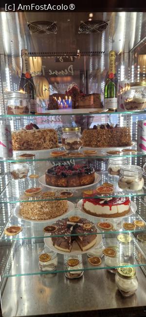 [P19] 19. Vitrina cu deserturi. » foto by doinafil
 - 
<span class="allrVoted glyphicon glyphicon-heart hidden" id="av1515791"></span>
<a class="m-l-10 hidden" id="sv1515791" onclick="voting_Foto_DelVot(,1515791,4083)" role="button">șterge vot <span class="glyphicon glyphicon-remove"></span></a>
<a id="v91515791" class=" c-red"  onclick="voting_Foto_SetVot(1515791)" role="button"><span class="glyphicon glyphicon-heart-empty"></span> <b>LIKE</b> = Votează poza</a> <img class="hidden"  id="f1515791W9" src="/imagini/loader.gif" border="0" /><span class="AjErrMes hidden" id="e1515791ErM"></span>