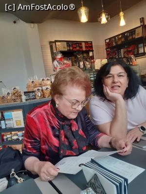 [P08] CELE DOUĂ PRIETENE ASTEPTÂND COMANDA » foto by Michi
 - 
<span class="allrVoted glyphicon glyphicon-heart hidden" id="av1481993"></span>
<a class="m-l-10 hidden" id="sv1481993" onclick="voting_Foto_DelVot(,1481993,4083)" role="button">șterge vot <span class="glyphicon glyphicon-remove"></span></a>
<a id="v91481993" class=" c-red"  onclick="voting_Foto_SetVot(1481993)" role="button"><span class="glyphicon glyphicon-heart-empty"></span> <b>LIKE</b> = Votează poza</a> <img class="hidden"  id="f1481993W9" src="/imagini/loader.gif" border="0" /><span class="AjErrMes hidden" id="e1481993ErM"></span>