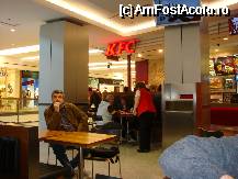 [P12] Food Court - KFC. » foto by creivean
 - 
<span class="allrVoted glyphicon glyphicon-heart hidden" id="av61822"></span>
<a class="m-l-10 hidden" id="sv61822" onclick="voting_Foto_DelVot(,61822,4141)" role="button">șterge vot <span class="glyphicon glyphicon-remove"></span></a>
<a id="v961822" class=" c-red"  onclick="voting_Foto_SetVot(61822)" role="button"><span class="glyphicon glyphicon-heart-empty"></span> <b>LIKE</b> = Votează poza</a> <img class="hidden"  id="f61822W9" src="/imagini/loader.gif" border="0" /><span class="AjErrMes hidden" id="e61822ErM"></span>