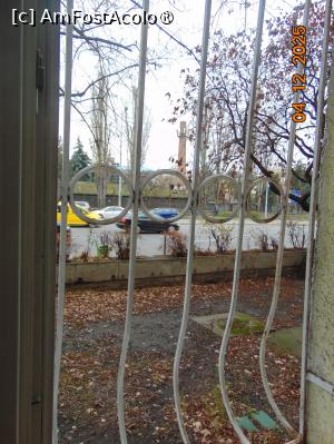 [P12] interior camera hotel Millennium, fereastra cu zabrele » foto by Yolanda
 - 
<span class="allrVoted glyphicon glyphicon-heart hidden" id="av1511341"></span>
<a class="m-l-10 hidden" id="sv1511341" onclick="voting_Foto_DelVot(,1511341,4150)" role="button">șterge vot <span class="glyphicon glyphicon-remove"></span></a>
<a id="v91511341" class=" c-red"  onclick="voting_Foto_SetVot(1511341)" role="button"><span class="glyphicon glyphicon-heart-empty"></span> <b>LIKE</b> = Votează poza</a> <img class="hidden"  id="f1511341W9" src="/imagini/loader.gif" border="0" /><span class="AjErrMes hidden" id="e1511341ErM"></span>