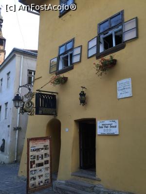 [P11] Sighisoara - Casa Vlad Dracul » foto by mishu
 - 
<span class="allrVoted glyphicon glyphicon-heart hidden" id="av912887"></span>
<a class="m-l-10 hidden" id="sv912887" onclick="voting_Foto_DelVot(,912887,4175)" role="button">șterge vot <span class="glyphicon glyphicon-remove"></span></a>
<a id="v9912887" class=" c-red"  onclick="voting_Foto_SetVot(912887)" role="button"><span class="glyphicon glyphicon-heart-empty"></span> <b>LIKE</b> = Votează poza</a> <img class="hidden"  id="f912887W9" src="/imagini/loader.gif" border="0" /><span class="AjErrMes hidden" id="e912887ErM"></span>