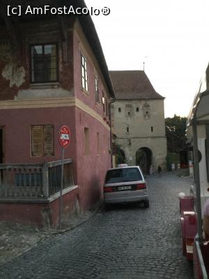 [P20] Sighisoara - Suntem in trenuletul turistic si urmeaza sa iesim pe sub Turnul Croitorilor » foto by mishu
 - 
<span class="allrVoted glyphicon glyphicon-heart hidden" id="av912903"></span>
<a class="m-l-10 hidden" id="sv912903" onclick="voting_Foto_DelVot(,912903,4175)" role="button">șterge vot <span class="glyphicon glyphicon-remove"></span></a>
<a id="v9912903" class=" c-red"  onclick="voting_Foto_SetVot(912903)" role="button"><span class="glyphicon glyphicon-heart-empty"></span> <b>LIKE</b> = Votează poza</a> <img class="hidden"  id="f912903W9" src="/imagini/loader.gif" border="0" /><span class="AjErrMes hidden" id="e912903ErM"></span>