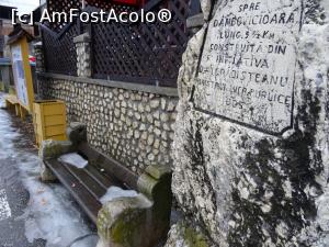 [P02] Piatra-monument care marchează momentul construcției șoselei spre Dâmbovicioara. Cred că și banca din imagine (mai e una în fața peșterii) sunt din aceeași epocă - 1905. » foto by tata123 🔱
 - 
<span class="allrVoted glyphicon glyphicon-heart hidden" id="av946783"></span>
<a class="m-l-10 hidden" id="sv946783" onclick="voting_Foto_DelVot(,946783,4190)" role="button">șterge vot <span class="glyphicon glyphicon-remove"></span></a>
<a id="v9946783" class=" c-red"  onclick="voting_Foto_SetVot(946783)" role="button"><span class="glyphicon glyphicon-heart-empty"></span> <b>LIKE</b> = Votează poza</a> <img class="hidden"  id="f946783W9" src="/imagini/loader.gif" border="0" /><span class="AjErrMes hidden" id="e946783ErM"></span>