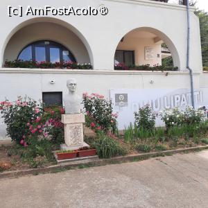 [P07] Ciolcești, Argeș, Casa Memorială Dinu Lipatti, Bustul „DINU LIPATTI, 1917 – 1950” opera sculptorului Ion Irimescu » foto by mprofeanu
 - 
<span class="allrVoted glyphicon glyphicon-heart hidden" id="av1443271"></span>
<a class="m-l-10 hidden" id="sv1443271" onclick="voting_Foto_DelVot(,1443271,4219)" role="button">șterge vot <span class="glyphicon glyphicon-remove"></span></a>
<a id="v91443271" class=" c-red"  onclick="voting_Foto_SetVot(1443271)" role="button"><span class="glyphicon glyphicon-heart-empty"></span> <b>LIKE</b> = Votează poza</a> <img class="hidden"  id="f1443271W9" src="/imagini/loader.gif" border="0" /><span class="AjErrMes hidden" id="e1443271ErM"></span>