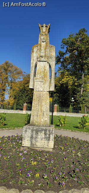 [P07] 07. Cele două catedrale sunt străjuite de Neagoe Basarab. » foto by msnd
 - 
<span class="allrVoted glyphicon glyphicon-heart hidden" id="av1504605"></span>
<a class="m-l-10 hidden" id="sv1504605" onclick="voting_Foto_DelVot(,1504605,4219)" role="button">șterge vot <span class="glyphicon glyphicon-remove"></span></a>
<a id="v91504605" class=" c-red"  onclick="voting_Foto_SetVot(1504605)" role="button"><span class="glyphicon glyphicon-heart-empty"></span> <b>LIKE</b> = Votează poza</a> <img class="hidden"  id="f1504605W9" src="/imagini/loader.gif" border="0" /><span class="AjErrMes hidden" id="e1504605ErM"></span>