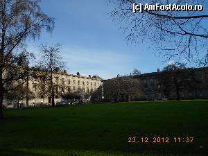 [P19] Dublin - Trinity College; cladirile nu sunt inghesuite, spatiile verzi sunt mari si bine ingrijite.  » foto by Diaura*
 - 
<span class="allrVoted glyphicon glyphicon-heart hidden" id="av395460"></span>
<a class="m-l-10 hidden" id="sv395460" onclick="voting_Foto_DelVot(,395460,4261)" role="button">șterge vot <span class="glyphicon glyphicon-remove"></span></a>
<a id="v9395460" class=" c-red"  onclick="voting_Foto_SetVot(395460)" role="button"><span class="glyphicon glyphicon-heart-empty"></span> <b>LIKE</b> = Votează poza</a> <img class="hidden"  id="f395460W9" src="/imagini/loader.gif" border="0" /><span class="AjErrMes hidden" id="e395460ErM"></span>