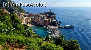 P16 [OCT-2023] Vernazza - priveliște minunată spre port și un vas turistic, care acostează