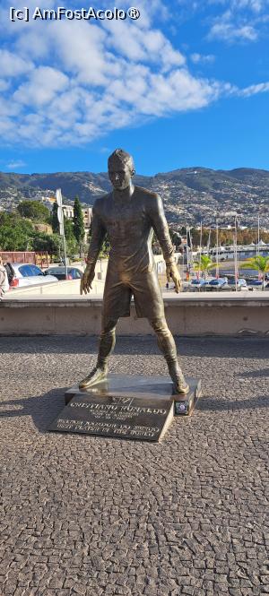[P97] Cristiano Ronaldo, statuia supradimensionată de lângă muzeu. Se spune că poartă noroc să atingi statuia... » foto by irinad
 - 
<span class="allrVoted glyphicon glyphicon-heart hidden" id="av1501313"></span>
<a class="m-l-10 hidden" id="sv1501313" onclick="voting_Foto_DelVot(,1501313,4289)" role="button">șterge vot <span class="glyphicon glyphicon-remove"></span></a>
<a id="v91501313" class=" c-red"  onclick="voting_Foto_SetVot(1501313)" role="button"><span class="glyphicon glyphicon-heart-empty"></span> <b>LIKE</b> = Votează poza</a> <img class="hidden"  id="f1501313W9" src="/imagini/loader.gif" border="0" /><span class="AjErrMes hidden" id="e1501313ErM"></span>