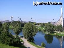 [P18] Olympiapark - vedere de ansamblu, cu stadionul (in spate) si piscina olimpica (in dreapta)  » foto by RoF*
 - 
<span class="allrVoted glyphicon glyphicon-heart hidden" id="av377783"></span>
<a class="m-l-10 hidden" id="sv377783" onclick="voting_Foto_DelVot(,377783,4310)" role="button">șterge vot <span class="glyphicon glyphicon-remove"></span></a>
<a id="v9377783" class=" c-red"  onclick="voting_Foto_SetVot(377783)" role="button"><span class="glyphicon glyphicon-heart-empty"></span> <b>LIKE</b> = Votează poza</a> <img class="hidden"  id="f377783W9" src="/imagini/loader.gif" border="0" /><span class="AjErrMes hidden" id="e377783ErM"></span>