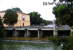 [P05] Pe unul din malurile raului Isar. De-a lungul celor doua maluri si pe insulele pe care le formeaza raul se afla cele mai multe obiective turistice in afara de cele din orasul vechi. In imagine muzeul Alpilor » foto by Puiu2010
 - 
<span class="allrVoted glyphicon glyphicon-heart hidden" id="av378045"></span>
<a class="m-l-10 hidden" id="sv378045" onclick="voting_Foto_DelVot(,378045,4310)" role="button">șterge vot <span class="glyphicon glyphicon-remove"></span></a>
<a id="v9378045" class=" c-red"  onclick="voting_Foto_SetVot(378045)" role="button"><span class="glyphicon glyphicon-heart-empty"></span> <b>LIKE</b> = Votează poza</a> <img class="hidden"  id="f378045W9" src="/imagini/loader.gif" border="0" /><span class="AjErrMes hidden" id="e378045ErM"></span>